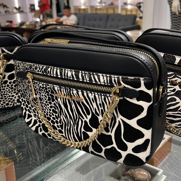 MICHAEL KORS JET SET LARGE EAST WEST ZIP POCKET CHAIN XBODY 
BLACK 
NWT - Picture 2 of 16